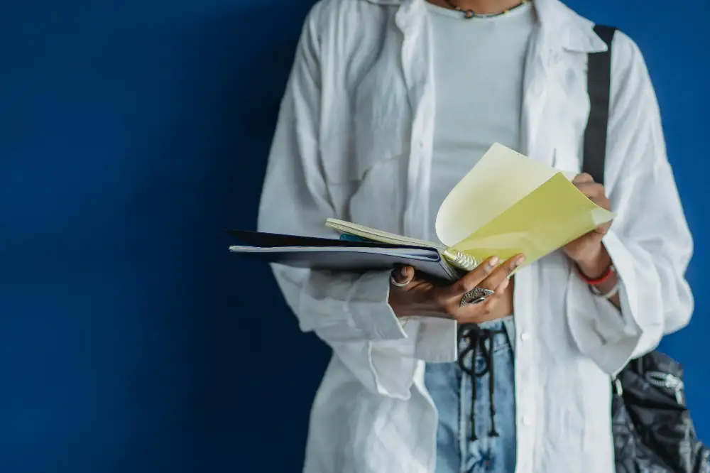 jeune femme feuilletant son dossier raep
